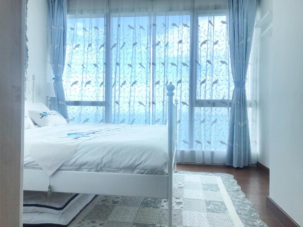 Postel nebo postele na pokoji v ubytování Pattaya Private Beach Luxury Home