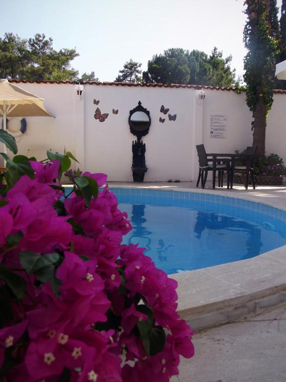 Bazén v ubytování Carikci Hotel nebo v jeho okolí