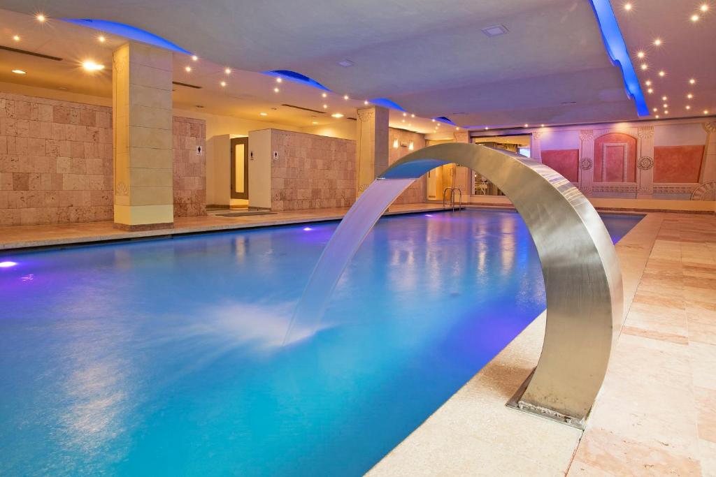 Bazén v ubytování Hotel Maggior Consiglio nebo v jeho okolí
