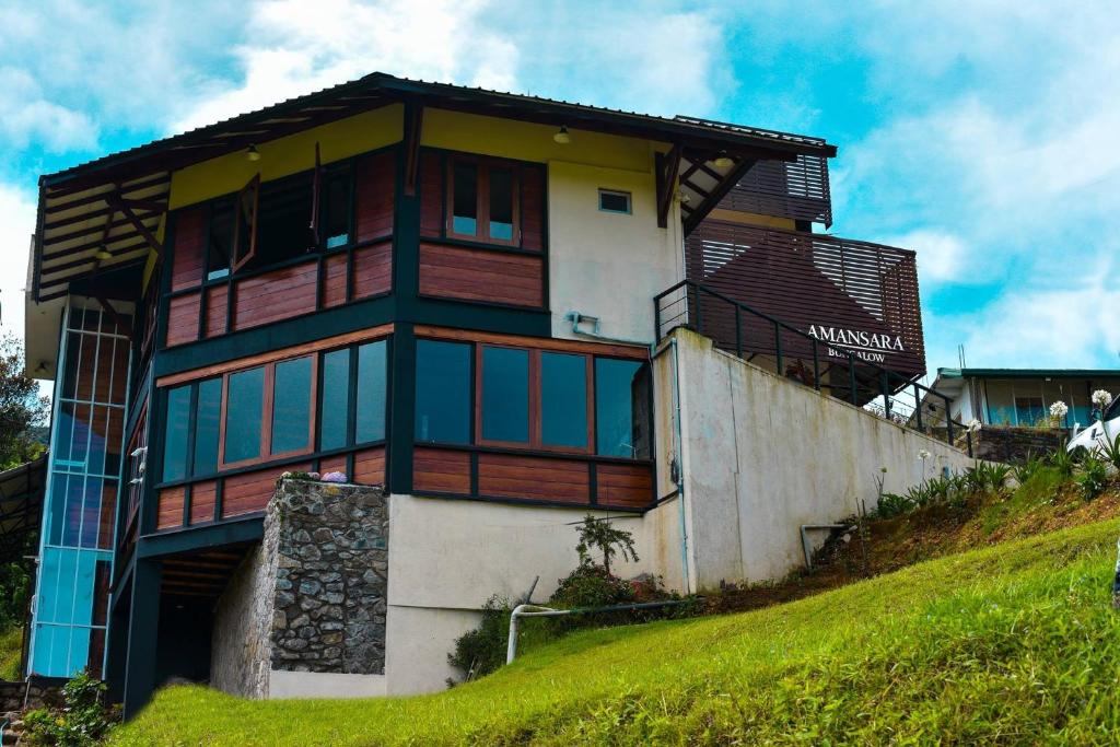 dom na zboczu wzgórza w obiekcie Amansara Bungalow w mieście Nuwara Eliya