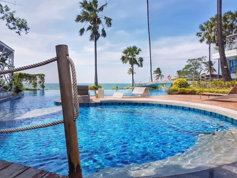 Bazén v ubytování Pattaya Private Beach Luxury Home nebo v jeho okolí