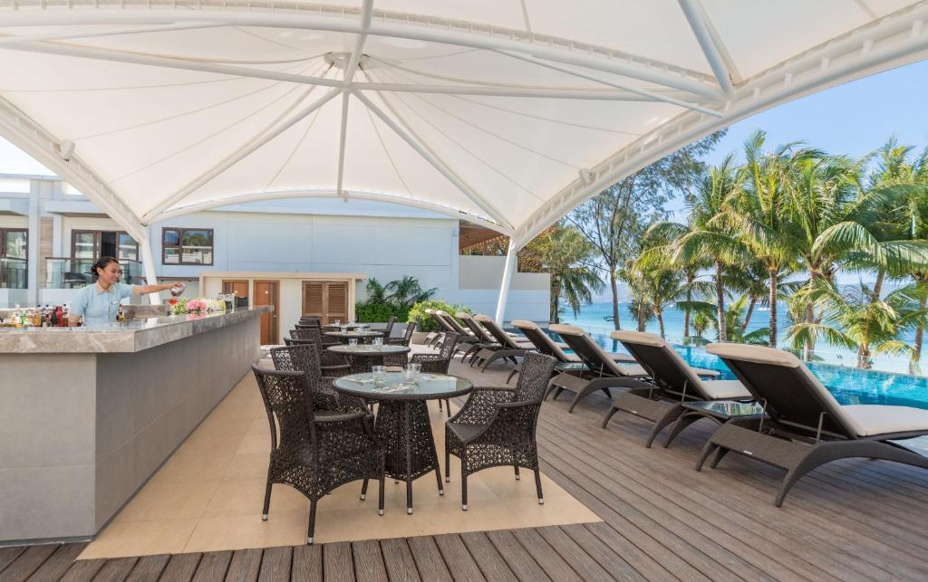 Bazén v ubytování Henann Palm Beach Resort nebo v jeho okolí
