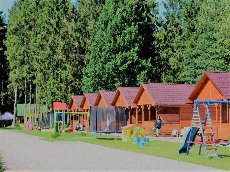 um parque infantil com um monte de equipamento de brincar em Justmar em Mielenko