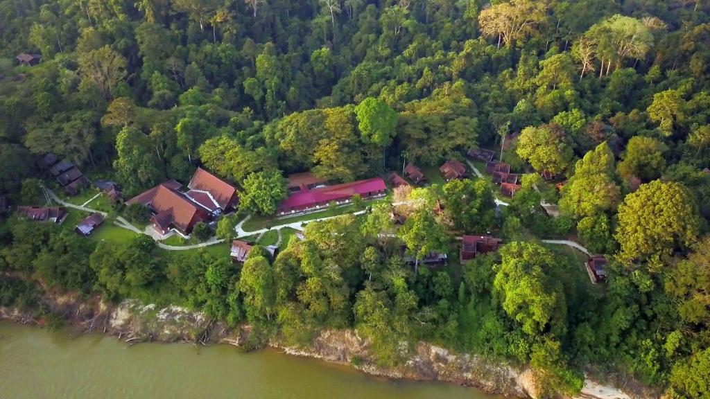 eine Luftansicht eines Hauses auf einem Hügel neben einem Fluss in der Unterkunft Mutiara Taman Negara in Kuala Tahan