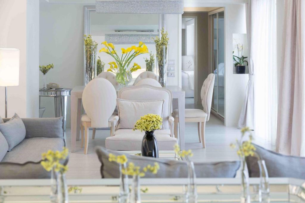 Een zitgedeelte bij St George Lycabettus Lifestyle Hotel