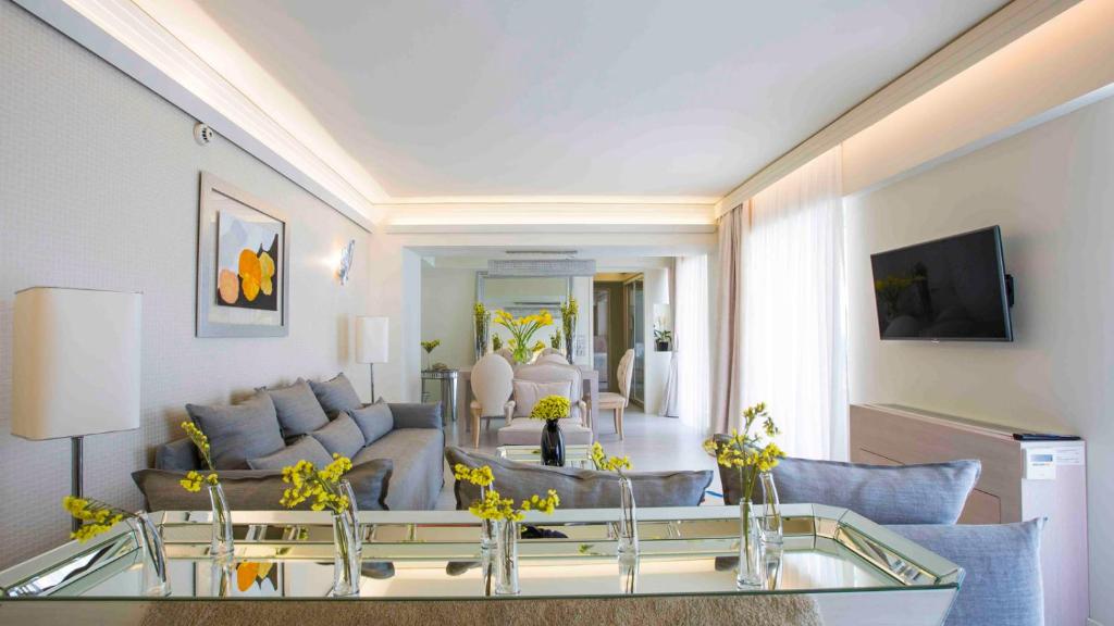 Een TV en/of entertainmentcenter bij St George Lycabettus Lifestyle Hotel
