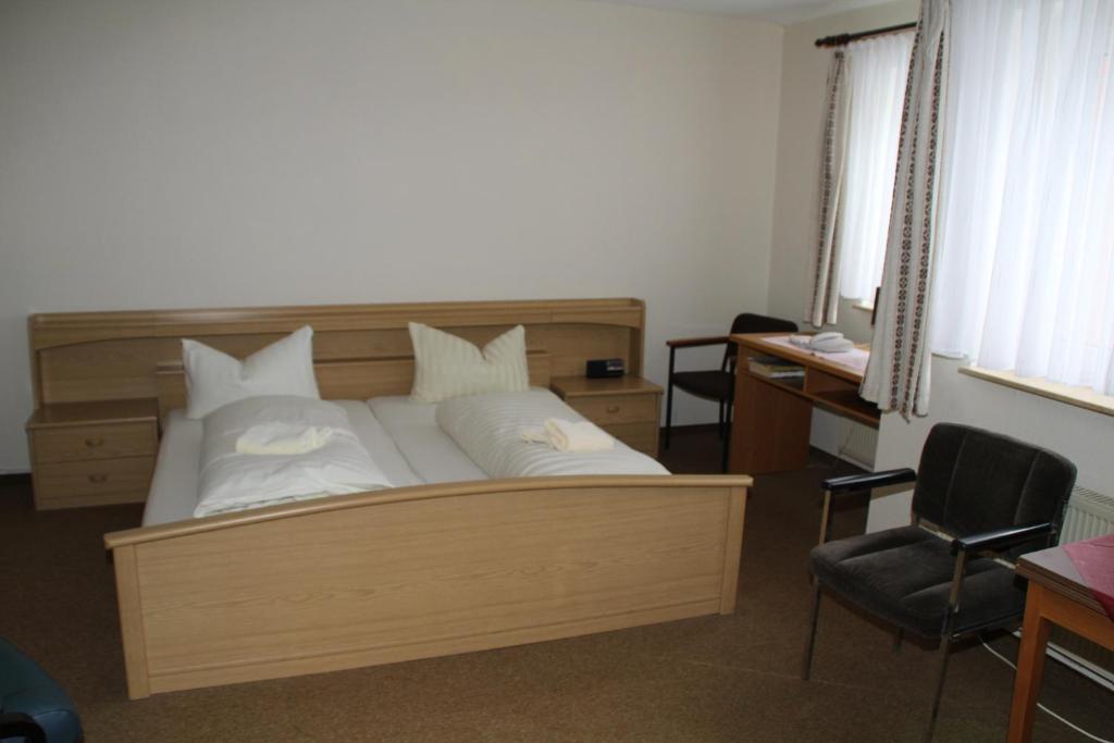 A bed or beds in a room at Einfelder Hof garni