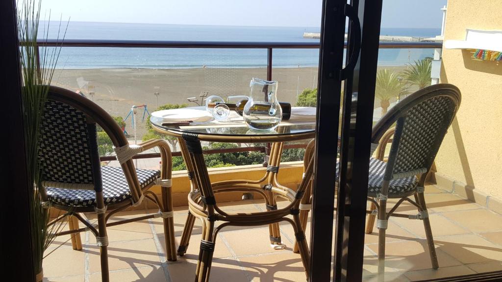 グラン・タラハルにあるThe Apartmentのビーチを望むバルコニー(テーブル、椅子付)