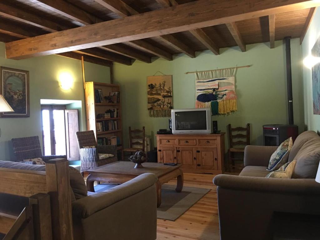 TV a/nebo společenská místnost v ubytování Casa Rural EL RINCÓN DE LA MORAÑA