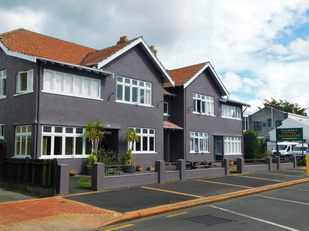 uma casa ao lado de uma rua em Rotorua Central Backpackers em Rotorua