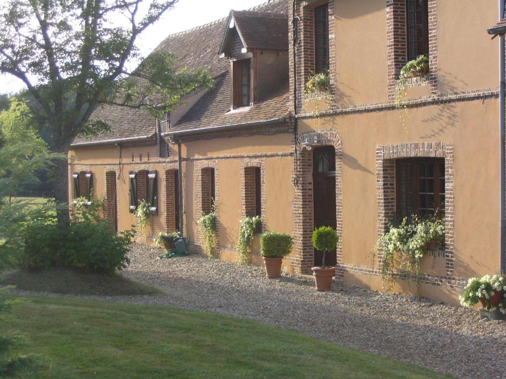 une maison avec des plantes en pot sur son côté dans l'établissement RAND'HÔTES, à Les Genettes