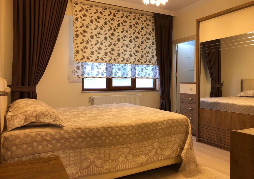 sypialnia z 2 łóżkami i oknem w obiekcie Rahal Beşyıldız Apart w mieście Trabzon