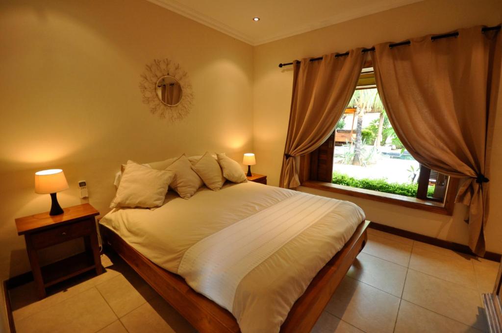 Postel nebo postele na pokoji v ubytování Oasis Villas by Fine & Country
