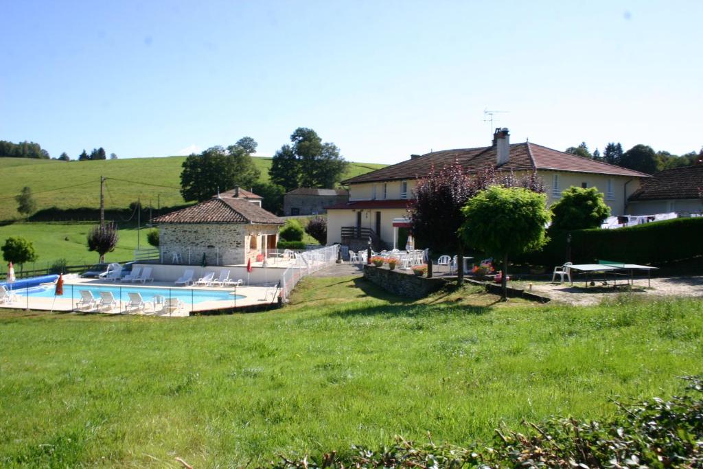 une maison avec une piscine dans un champ dans l'établissement Le Ranfort Chambres d'Hôtes, à Calviac