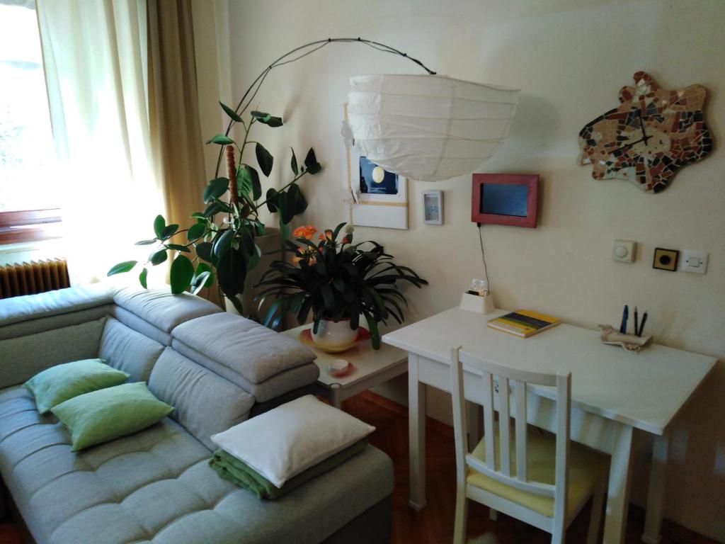 ein Wohnzimmer mit einem Sofa und einem Tisch in der Unterkunft Apartments Banko in Bled
