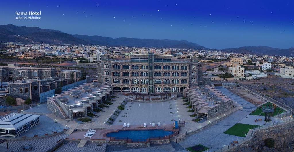 uma vista aérea de uma cidade com um grande edifício em Sama Hotel Jabal Al Akhdar em Al ‘Aqar