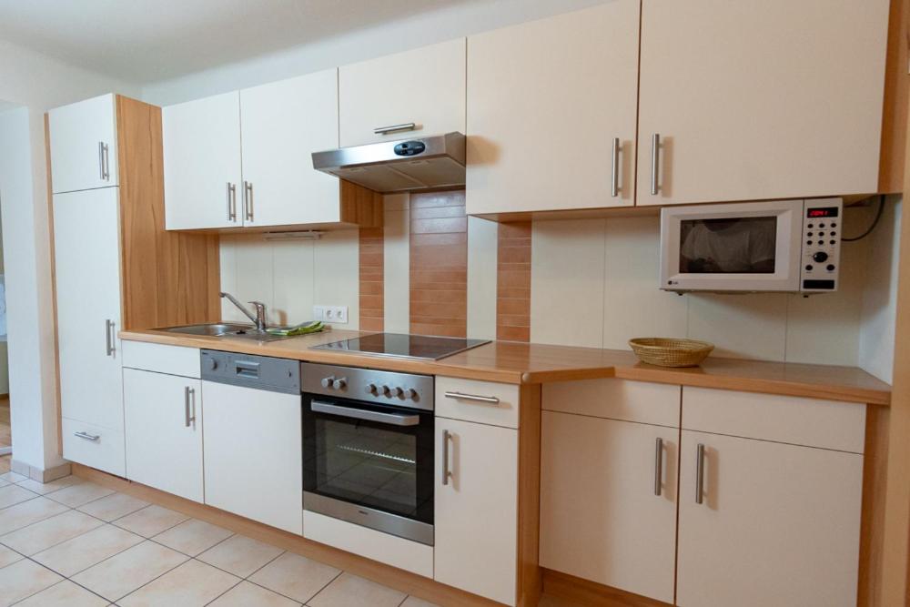 Kuchyň nebo kuchyňský kout v ubytování Appartementhaus Monika