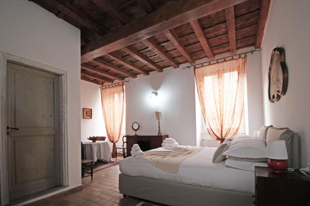 1 dormitorio con 1 cama grande y 2 ventanas en Monti Bespoke, en Roma