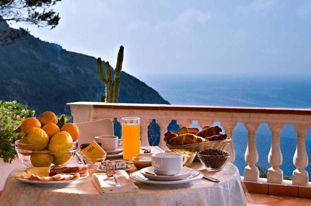 Comida en o cerca de este hotel