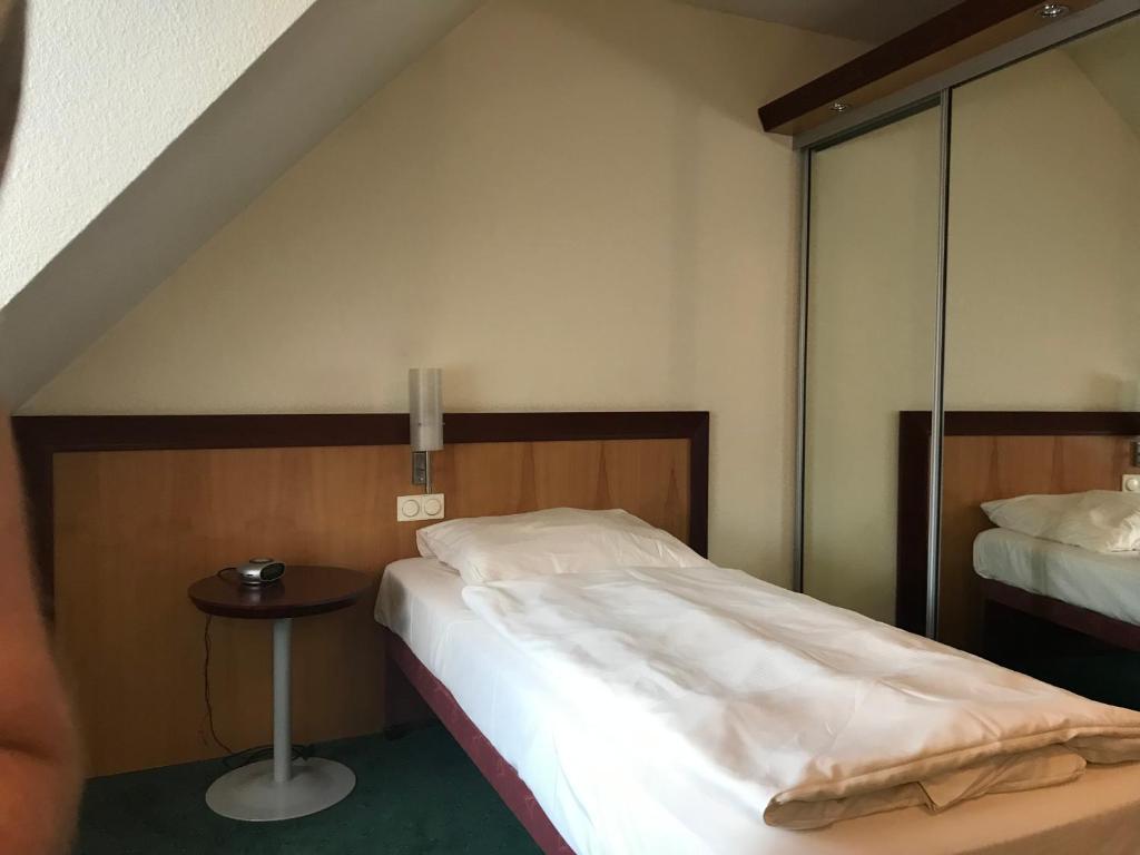 Postel nebo postele na pokoji v ubytování Hotel Gasthof Grüner Wald