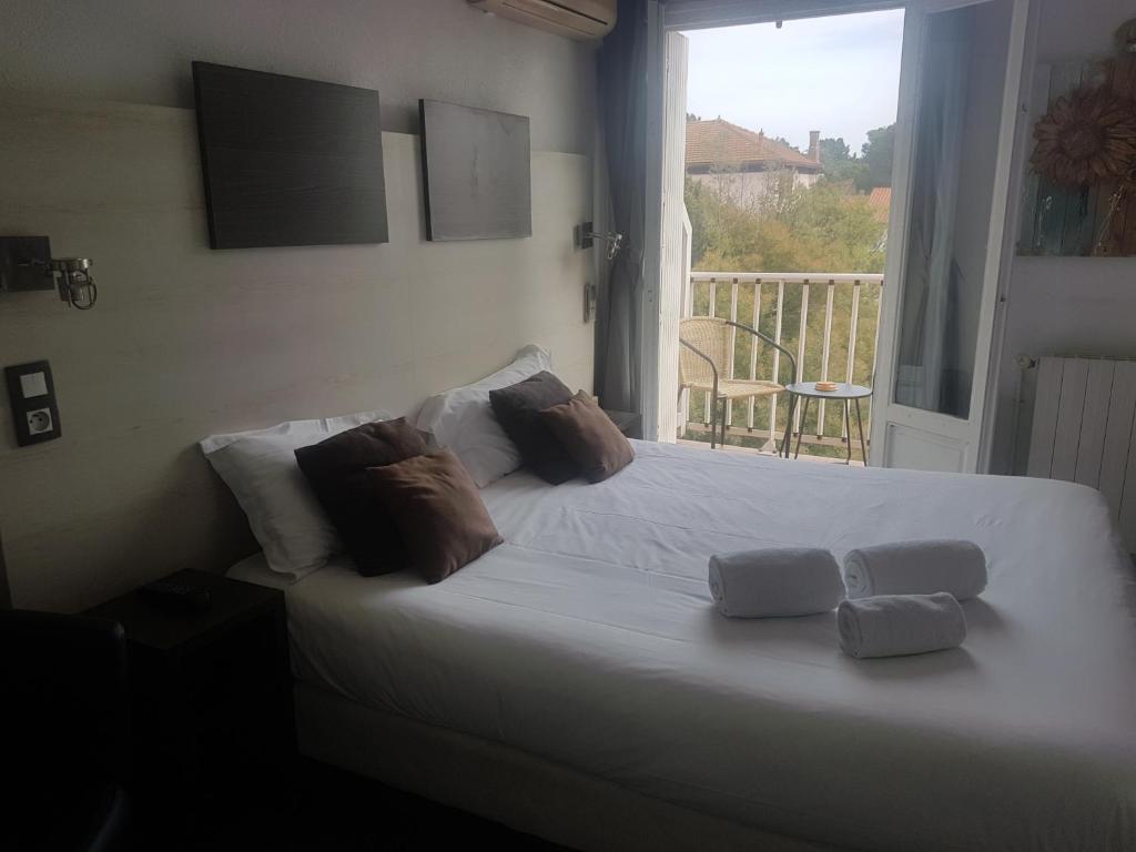 Postel nebo postele na pokoji v ubytování Logis Hôtel Restaurant les Charmettes
