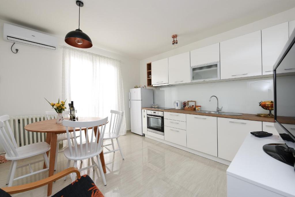 Kuchyňa alebo kuchynka v ubytovaní July Apartment