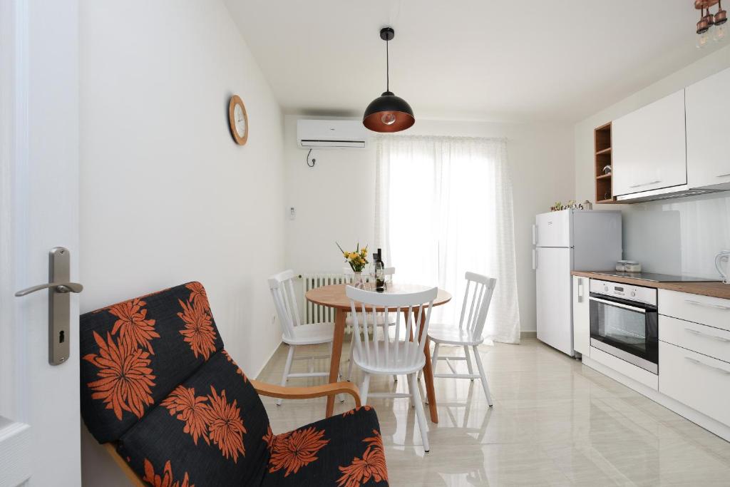 Kuchyňa alebo kuchynka v ubytovaní July Apartment