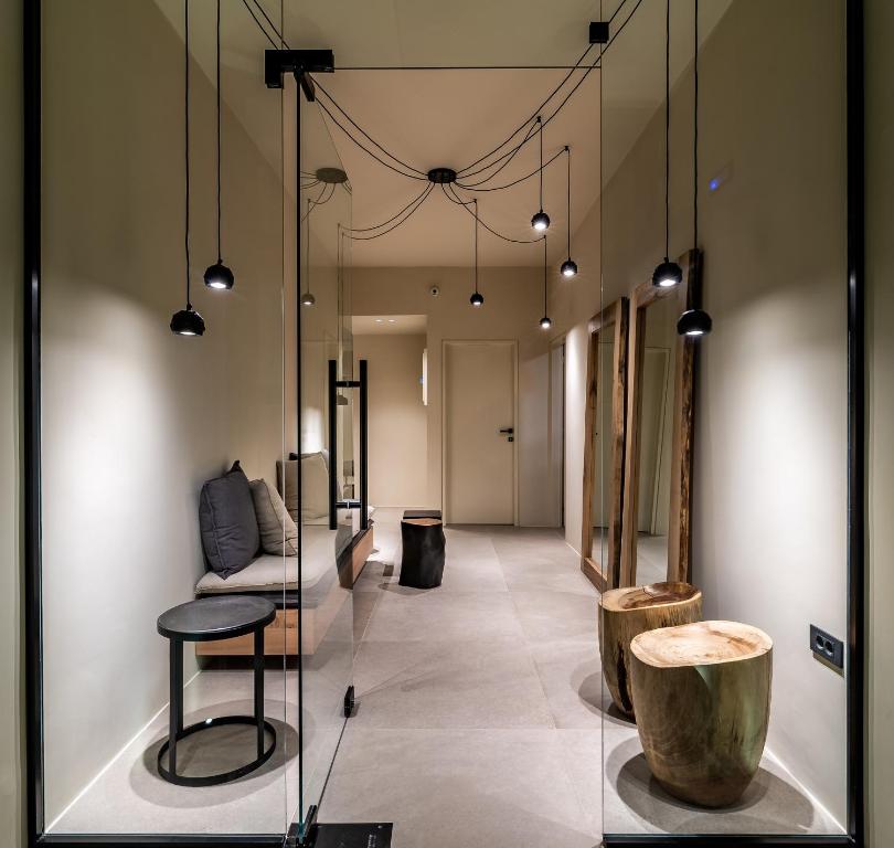 - un couloir avec un canapé, une table et des chaises dans l'établissement San Giorgio, à Fira