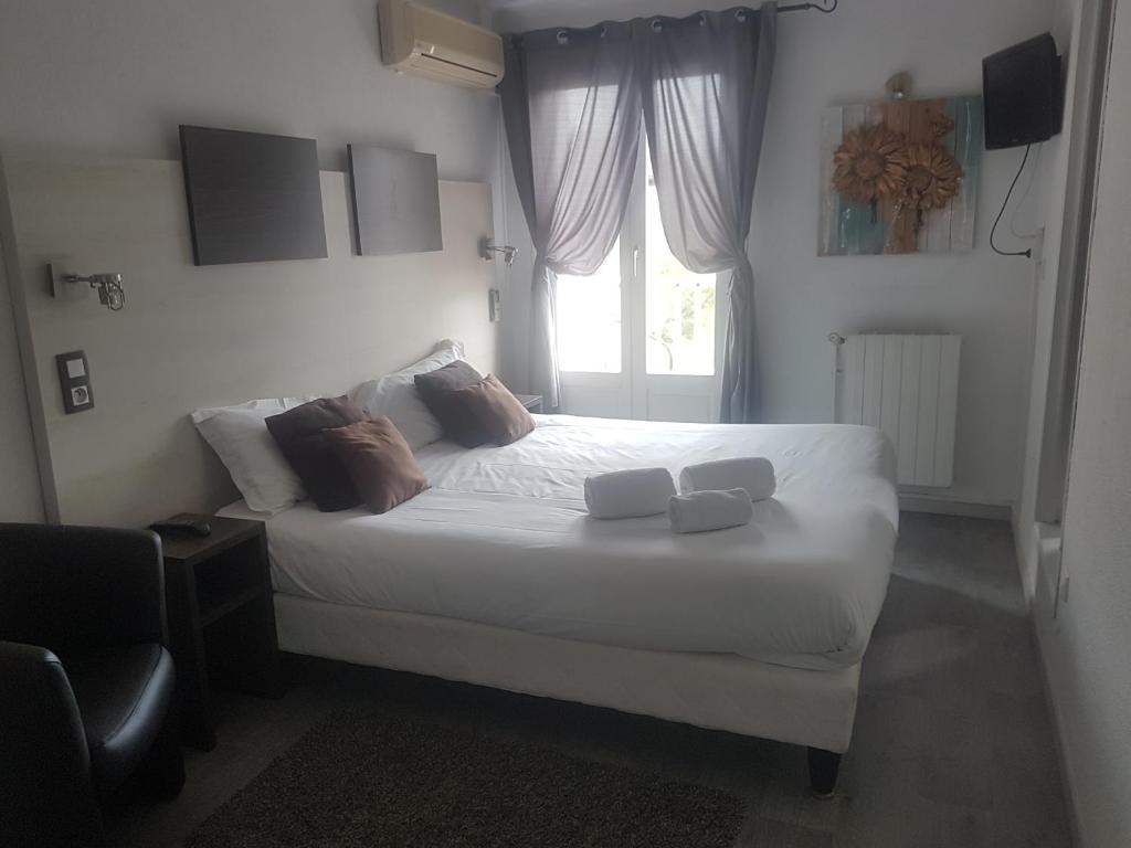Postel nebo postele na pokoji v ubytování Logis Hôtel Restaurant les Charmettes