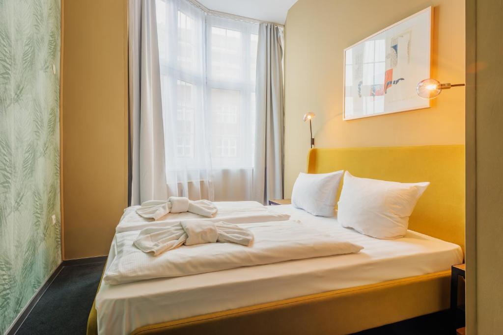 Postel nebo postele na pokoji v ubytování Hotel BELLEVUE am Kurfürstendamm