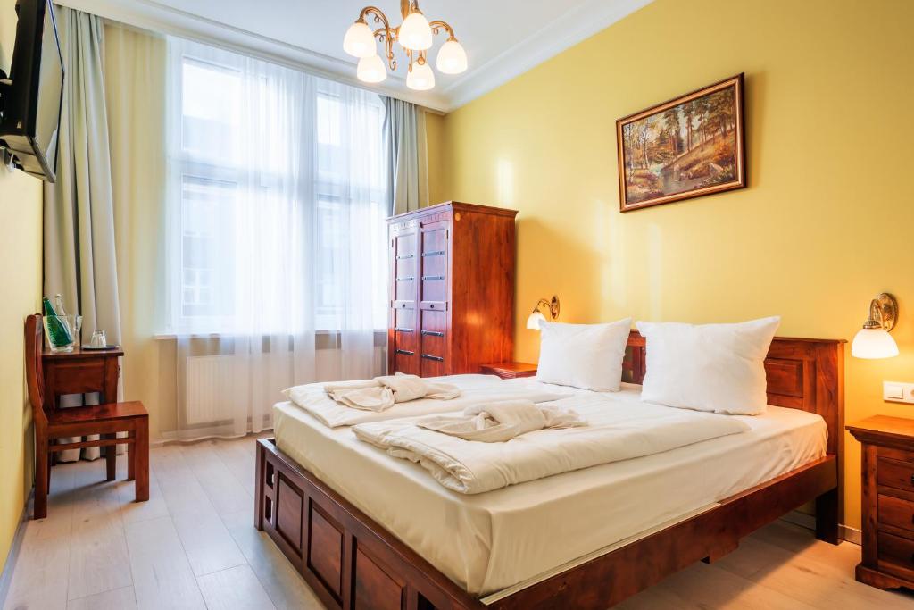 Postel nebo postele na pokoji v ubytování Hotel BELLEVUE am Kurfürstendamm