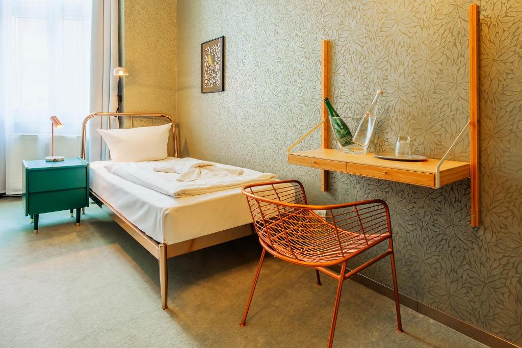 Postel nebo postele na pokoji v ubytování Hotel BELLEVUE am Kurfürstendamm
