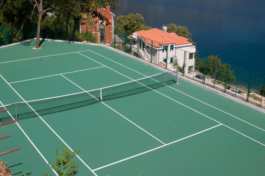 Tenis a/nebo squash v ubytování Boka Gardens Seaside Resort nebo okolí