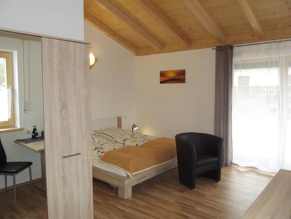 Postel nebo postele na pokoji v ubytování Gästehaus Hubertus Bad Aibling