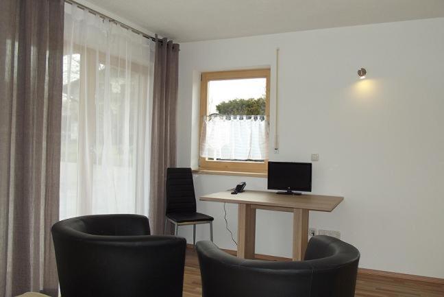 TV a/nebo společenská místnost v ubytování Gästehaus Hubertus Bad Aibling