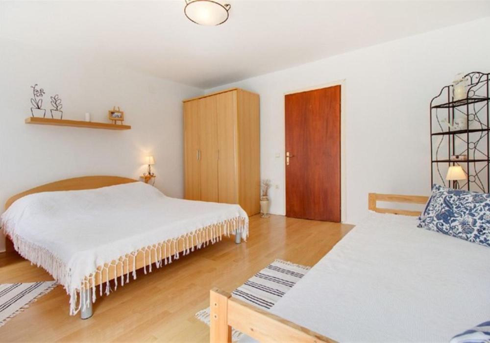 Postel nebo postele na pokoji v ubytování Apartments Jelena