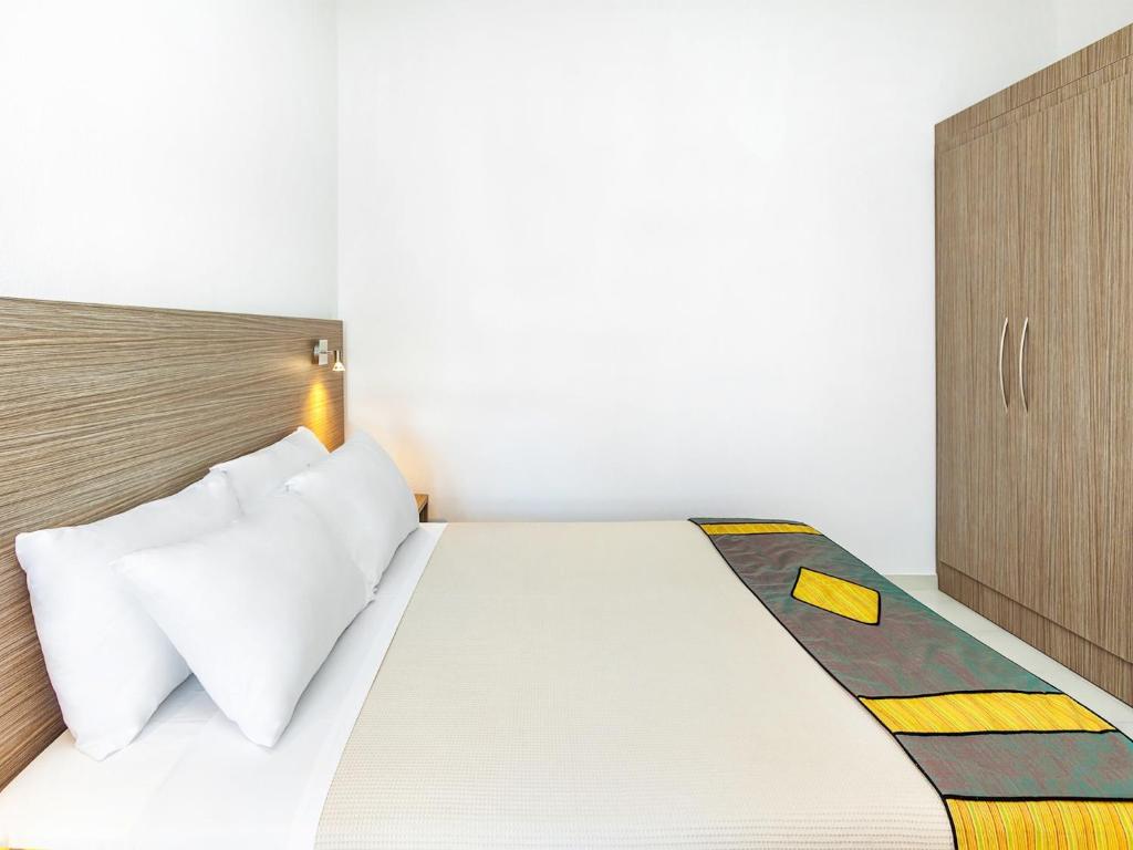 Postel nebo postele na pokoji v ubytování Xenios Dolphin Beach Hotel