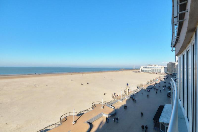 Una vista de una playa con un edificio y una playa. en Sea View, en Ostende