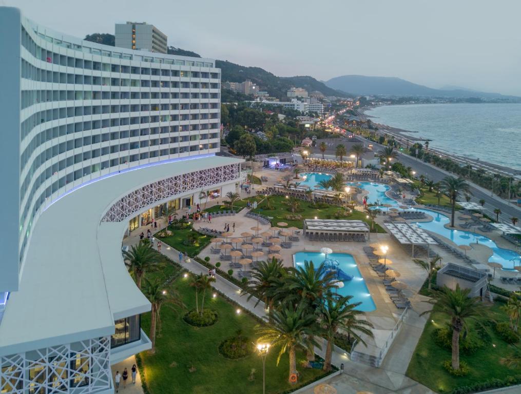 Basen w obiekcie Akti Imperial Deluxe Resort & Spa Dolce by Wyndham lub w pobliżu