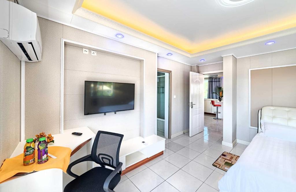 TV a/nebo společenská místnost v ubytování Riverside Hotel