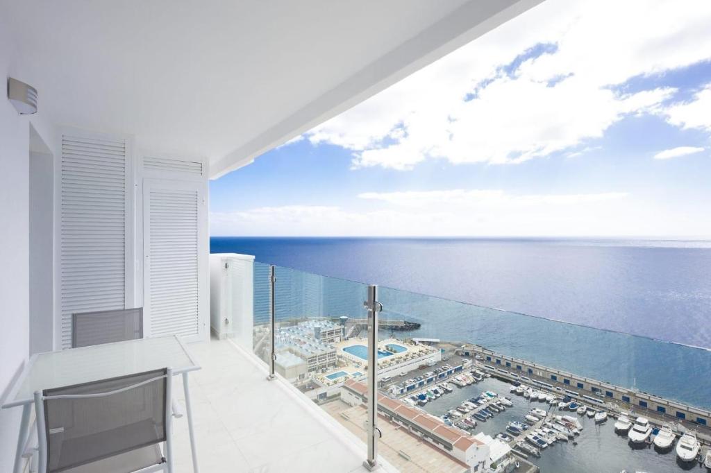 a balcony with a view of the ocean at Lujosos Apartamentos Mónaco - Canary Good Vibes in Radazul