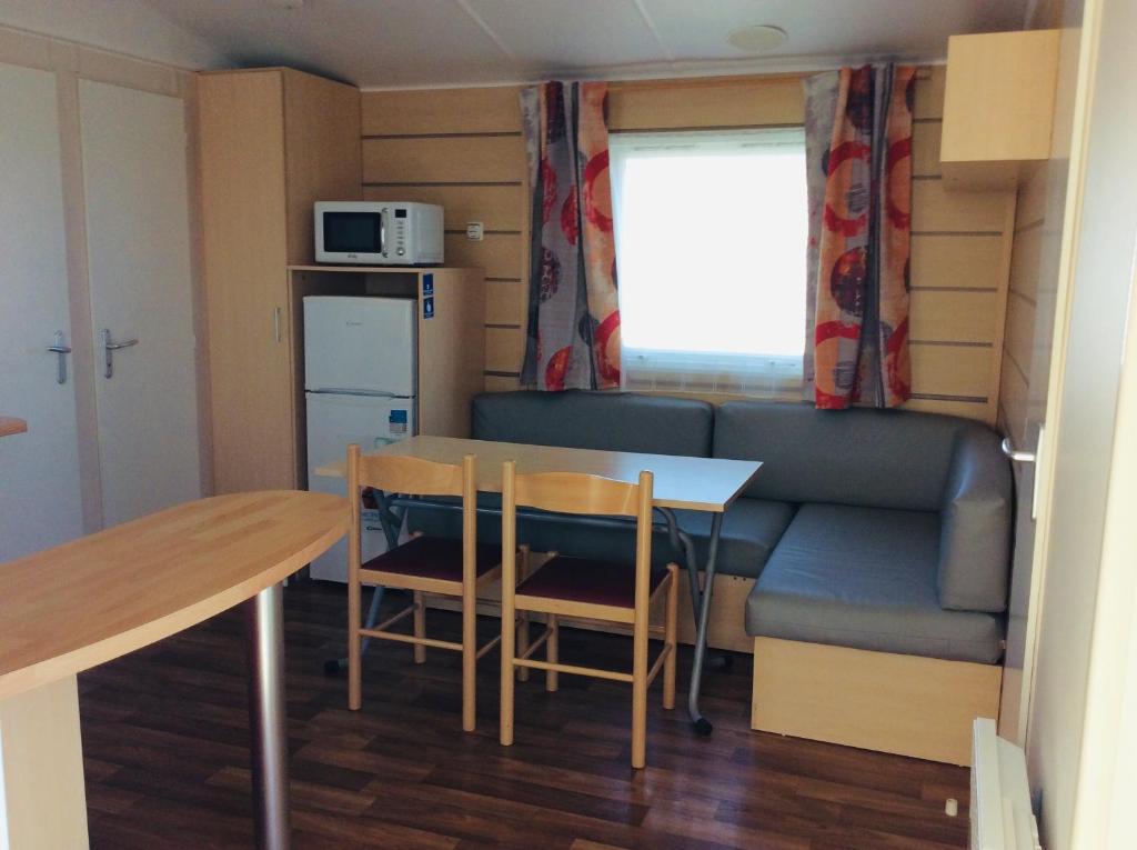 Kuchyň nebo kuchyňský kout v ubytování Camping de Contrexeville