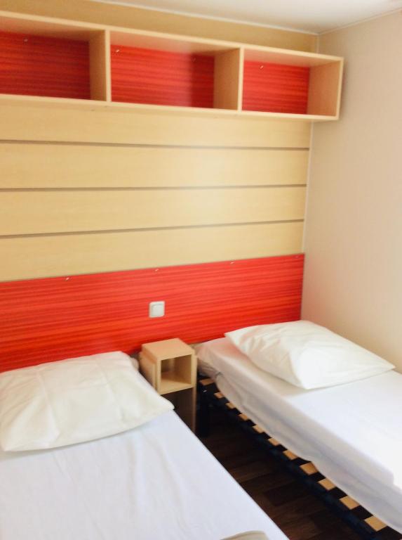 Postel nebo postele na pokoji v ubytování Camping de Contrexeville