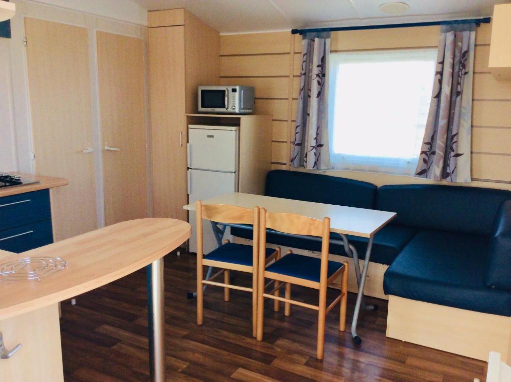 Kuchyň nebo kuchyňský kout v ubytování Camping de Contrexeville
