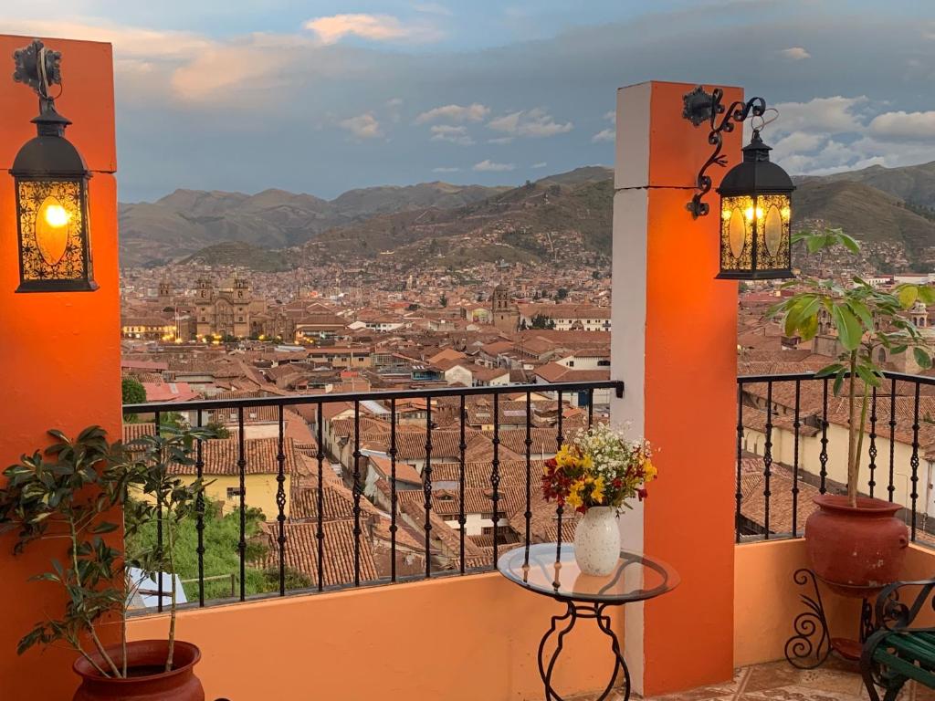 uma varanda com vista para uma cidade em Hostal Qolqampata em Cusco