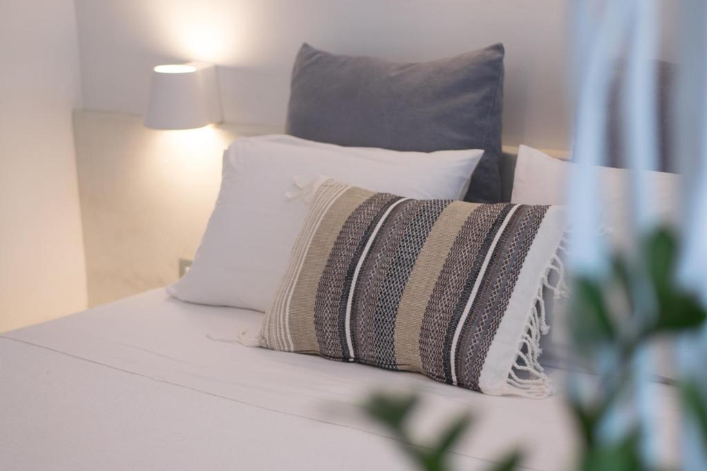 Letto o letti in una camera di Stoa Cave Villas
