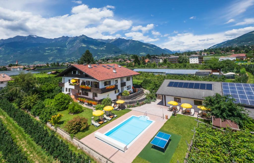 een luchtzicht op een huis met een zwembad en een huis bij Residence Pollingerhof in Merano