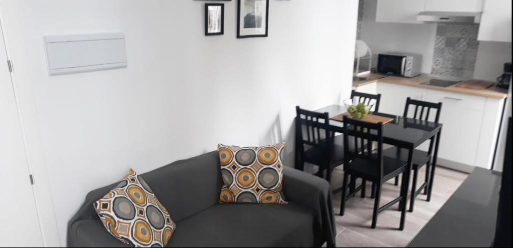 Kuchyň nebo kuchyňský kout v ubytování Puerta Alameda Suites