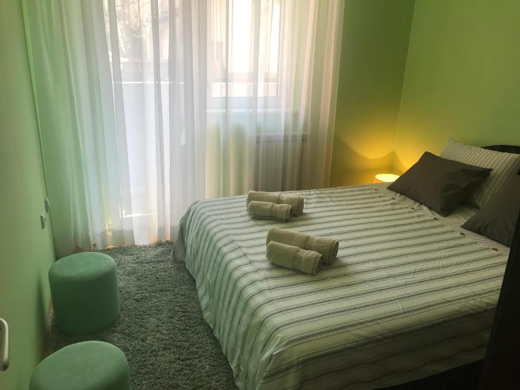 - une chambre avec un grand lit et 2 oreillers dans l'établissement Apartman AS, à Belgrade