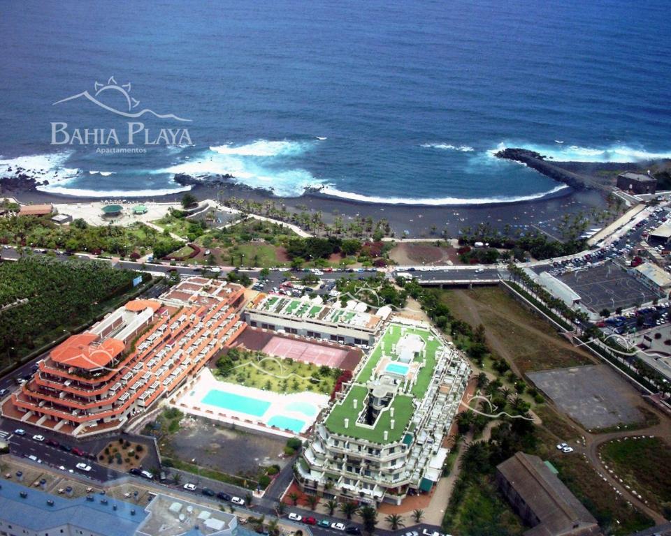 z powietrza widok na plażę i ocean w obiekcie Apartamentos Bahia Playa w Puerto de la Cruz